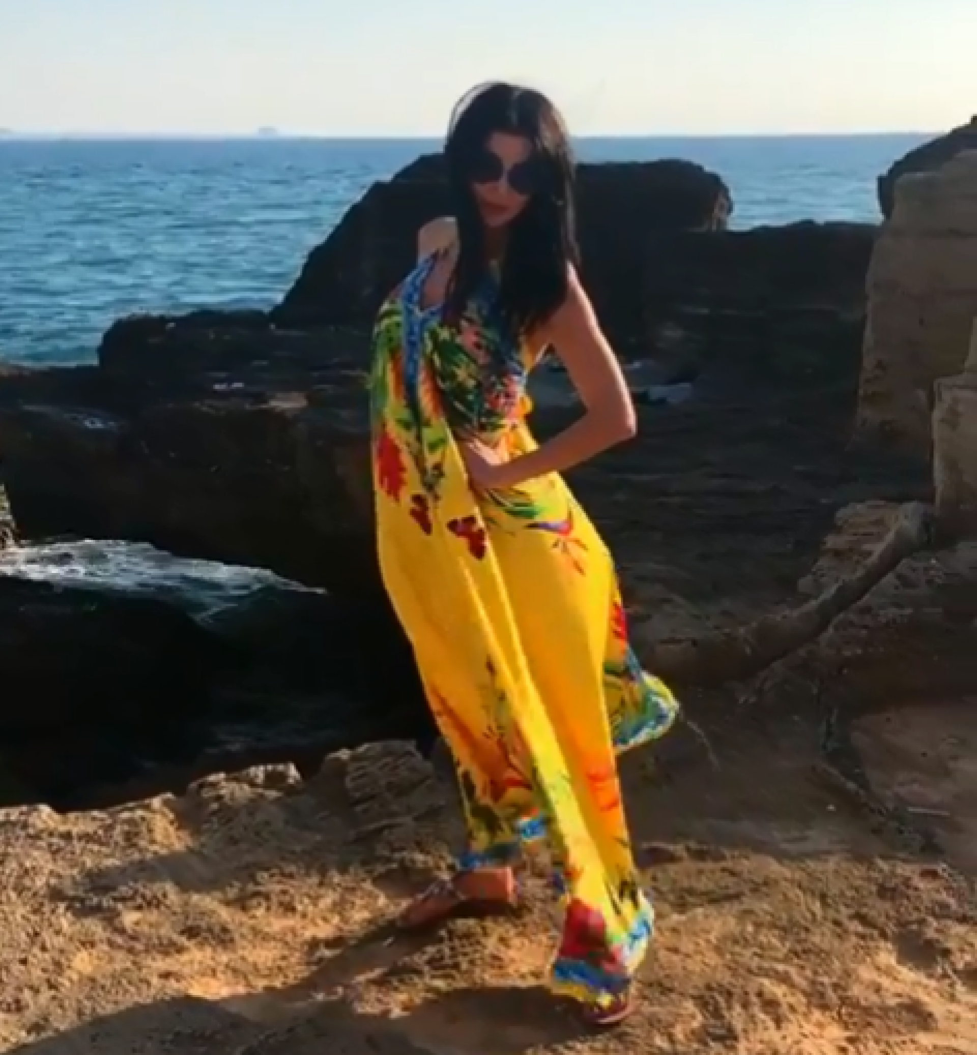 بالفيديو - جيني إسبر تتألق على الشاطئ أمام عدسة ابنتها   